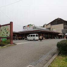 こちらの建物に地元の名産や土産が買えます