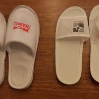 スリッパ（右）がペラッペラです(^^;)（※左は持参した物）