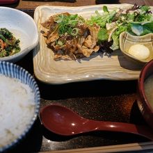 生姜焼きは肉の量が少ないかな。でも濃いめの味付けがよし。