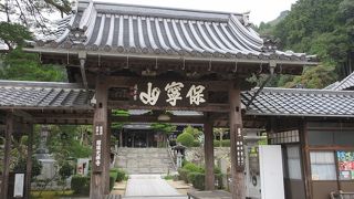 一段高い場所にある本堂や、右手にある鐘楼などの見所が、コンパクトにまとまっていました。