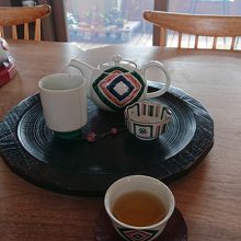 加賀ほうじ茶￥550を注文。九谷焼の茶器でお茶を堪能。