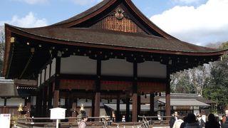 落ち着いた雰囲気の舞殿