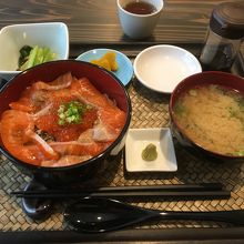 サ一モンとイクラ丼