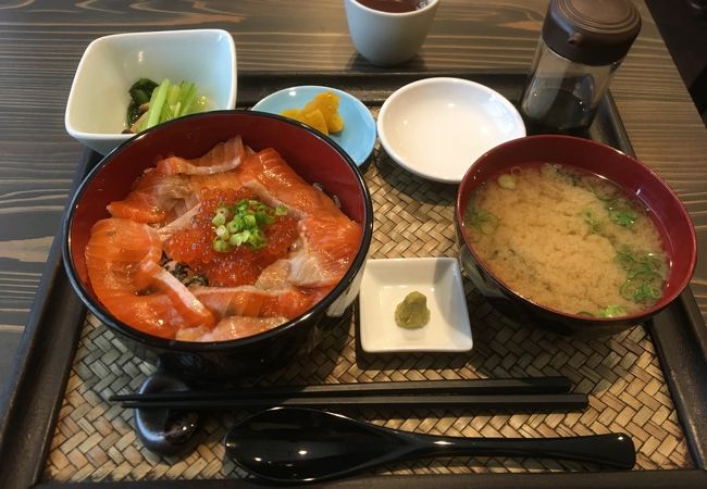 サ一モンとイクラ丼