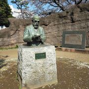 日本の考古学の発祥の地とされる大森貝塚の発見者の像は大森貝塚遺跡公園の中にあります