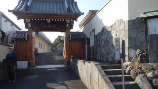 手入れされたお庭が美しい寺院