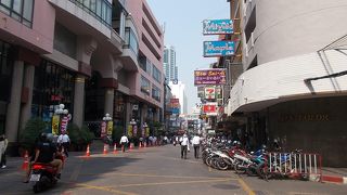シーロム地区にある通りです。