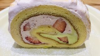 苺とピスタチオの焼きロールケーキ