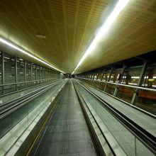 長い歩道を延々と歩く！一番近いところでも数分はかかる