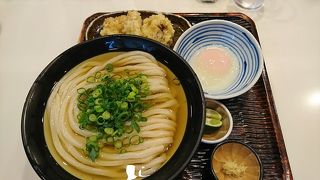 行列必至のうどん屋