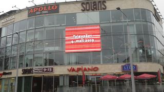「エストニア劇場」の南側にある近代的なショッピングセンター