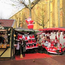クリスマスの時期は、教会脇の広場にマーケットの屋台が出ます