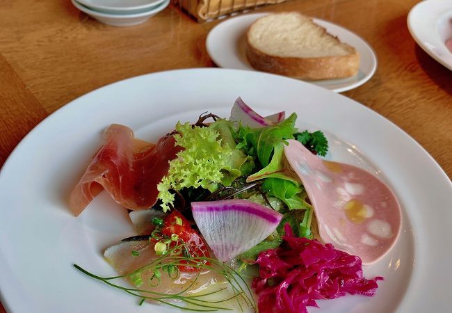 地産地消！糸島産のオーガニックな料理から絶景な海が良いですね。