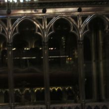 普通は中が暗く見えにくいです