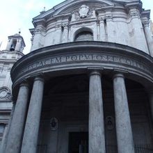 ナヴォーナ広場の裏手にありました。