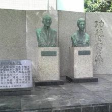 本堂の裏手の空き地の隅の方に胸像が2つ並んでます