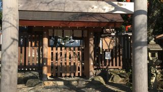 社殿の前には小石