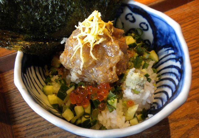 朝８時から開いている「江ノ島 小屋」でまかない丼