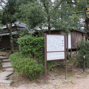 残念ながら建物はしっかりと雨戸が閉められていて内部見学は出来ませんでした。