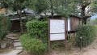 残念ながら建物はしっかりと雨戸が閉められていて内部見学は出来ませんでした。