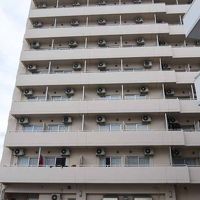 裏にある駐車場から見たホテル。