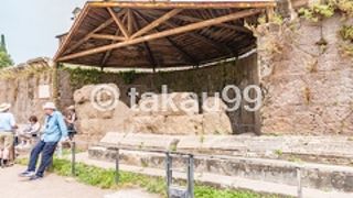 ちょっとした祠感のある遺構です。