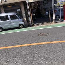 路地のようにひっそりと薄暗く