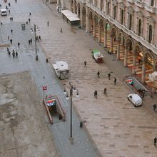 ドゥオーモに向かって左にある地下鉄出入り口