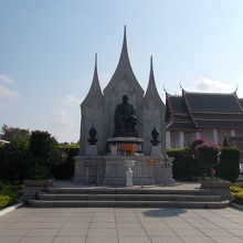 ラーマ3世の像です。