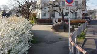 川沿いの小さな公園