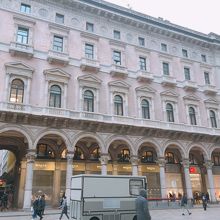 建物の前の通りをすすむと大通りになりました。