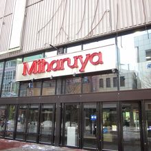 正面玄関は百貨店の店構えです～