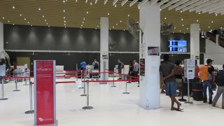 バウアフィールド国際空港 (VLI)