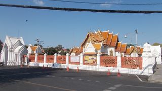 旧鴫地の北側のドゥシット地区にあります。