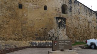 海からの敵を防いだエル・モレロ要塞や、陸からの攻撃に備えたサンクリストバル要塞、旧総督公邸ラ・フォルタレサなどが、当時のまま残っているプエルトリコの世界遺産です。