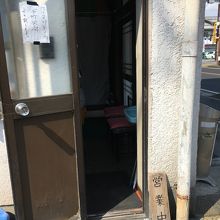 皆さん、勝手口から出入りしてますね～？