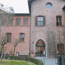 見学がおわり庭を通り出口へ、途中ショップがある。