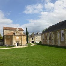 向かって左です。右はサント・クロワ美術館