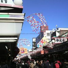 絵馬、紅白の飾り玉などが飾られ一足早いお正月気分