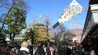 羽子板市の時期は一足早いお正月っぽい雰囲気に