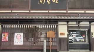 老舗呉服屋の前に建つ！