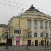 旧市街の南部にある大きな劇場