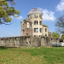 周囲は公園のようになっています