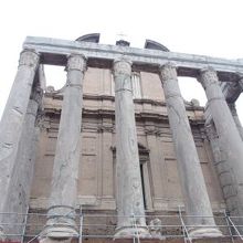 前に古代の神殿の柱が、後ろは後世の教会になっています。