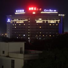 駅のホームからホテルが見えました。