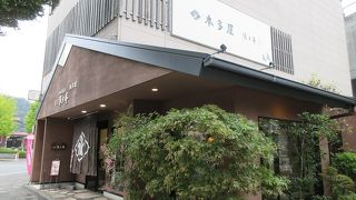 こちらのわらび粉を使った外郎は、名古屋あたりの外郎とは異なる食感で、大変に特徴がありました。