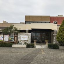 ショッピングモールの中にあるので１日楽しめます。