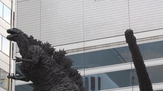 炎をまき散らす迫力があります