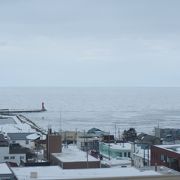展望塔から400ｍほど離れたオホーツク海の流氷を眺める