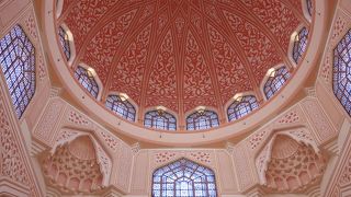 バラ色をした美しいモスク
